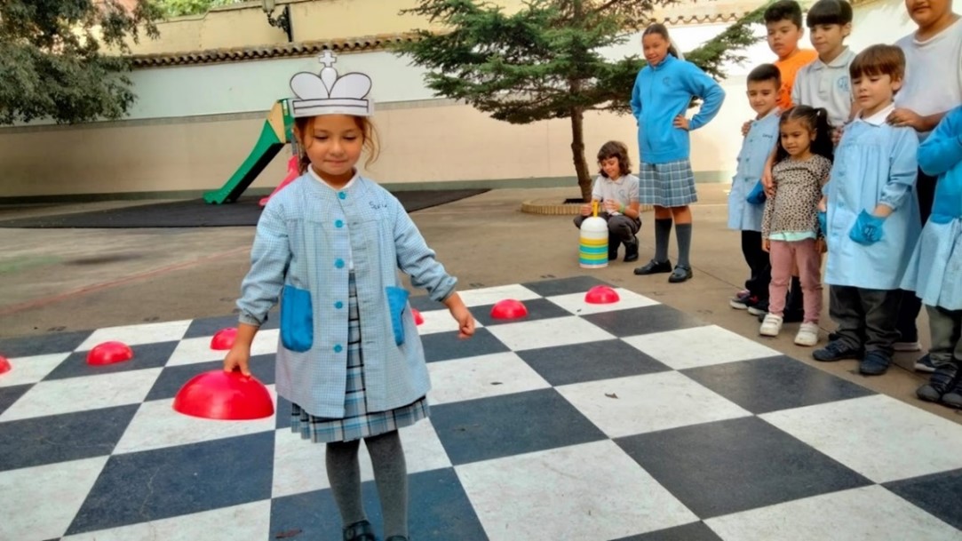 Jugando sobre el tablero gigante | Foto: cortesía del Colegio San Vicente de Paúl de Zaragoza