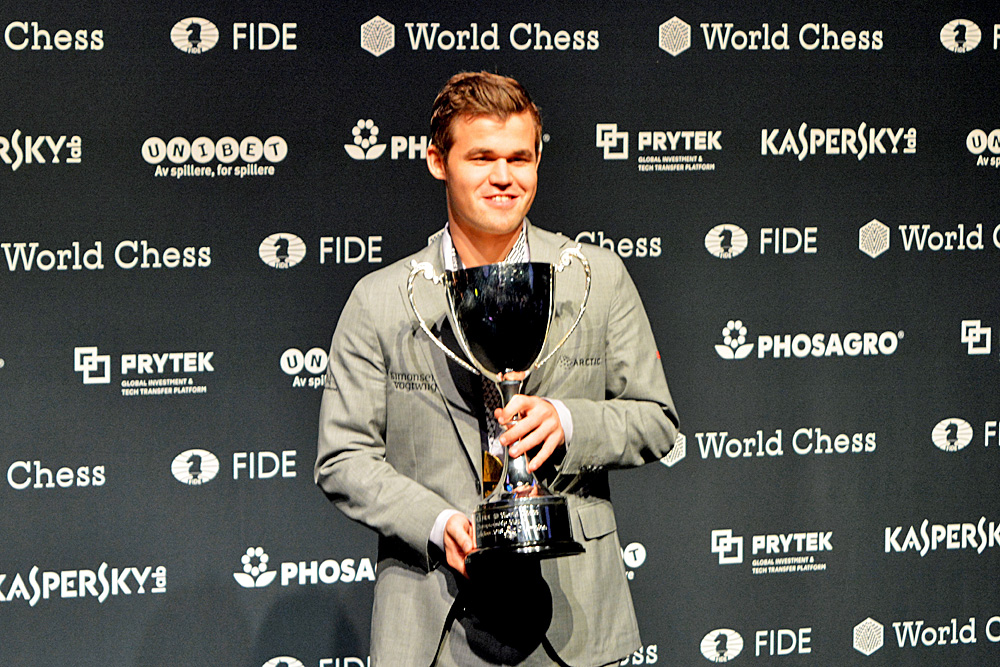 Carlsen venceu o Campeonato Mundial de Blitz e Assaubayeva defendeu o  título no feminino 